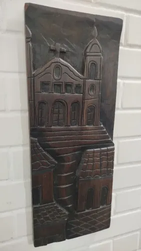 Arte popular! Talha em madeira nobre, representando casario com igreja ao fundo, 50 x 20cm