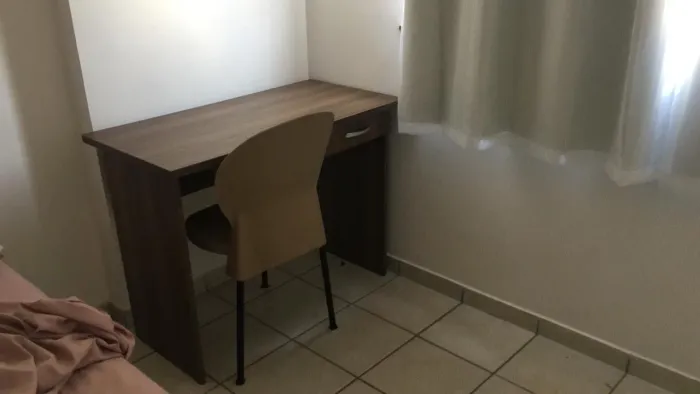 Vendo mesa de estudos + cadeira