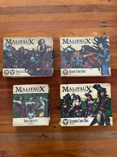 Malifaux - Pacote 3 Crews + 1 Expansão: Yan Lo, Asami, Seamus e High Society