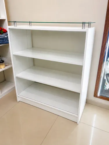 Balcão vitrine branco com vidro