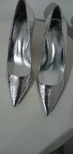 Sapato ( Scarpin) Schutz ( em couro prateado texturado) Original. Tam.37. / Usado.