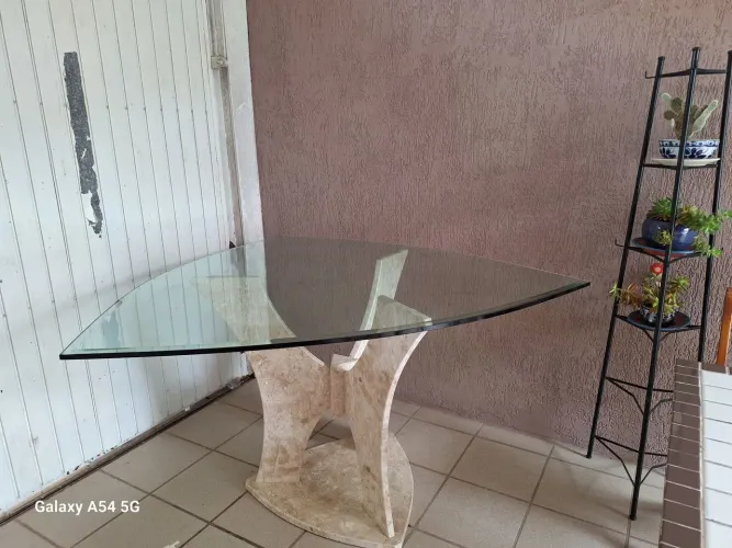 Mesa de vidro triangular compé marmore 