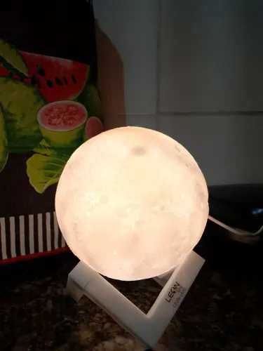 Luminária e umidificador com 3 cores diferentes LUA