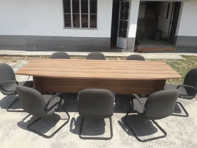 Mesa para escritório com 8 cadeiras