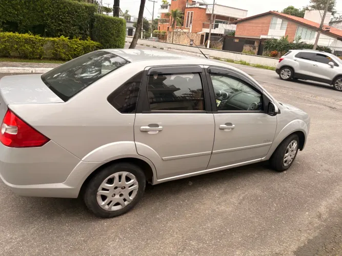 Ford Fiesta Sedan 1.0 8V Flex 4P 2010
