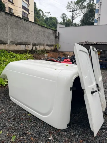 Capota de Fibra para pick-up Strada MODELO NOVO, Modelo Baú alto, DUAS PORTAS fechada,