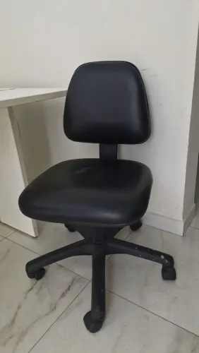 Cadeira de Escritório Preta com Rodinhas - Couro Sintético Impecável!