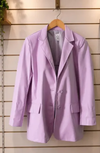 Blazer feminino lilás claro couro sintético forrado bolsos fake fechamento com botões 