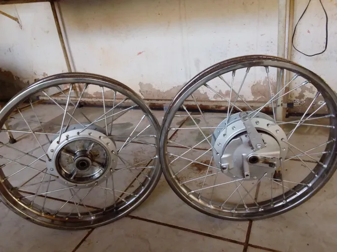 Vendo par rodas raiadas com lado direito da canela da suspensão dianteira. Honda cg 150cc