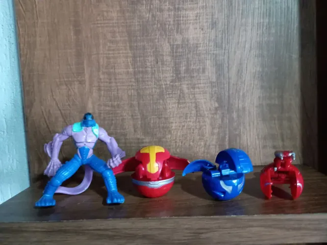 4 bonecos Bakugan usados na condição das fotos