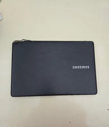 Notebook Samsung funcionando - 4GB RAM - defeitos nas dobradiças