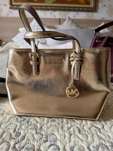 Bolsa Michael Kors dourada 