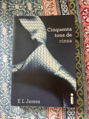 LIVRO CINQUENTA TONS DE CINZA | EM ÓTIMO ESTADO! 