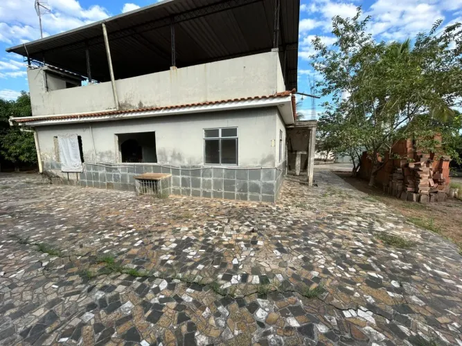 Casa estilo mini sítio colado na Rio-Magé com 1.000m² todo murado