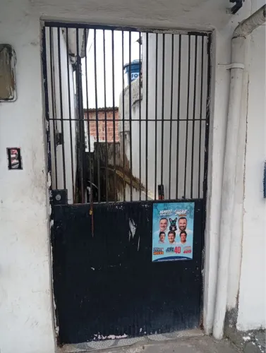 Vende-se um portão de ferro