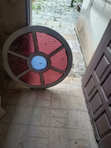 Vitral basculante redonda em madeira e grade de segurança