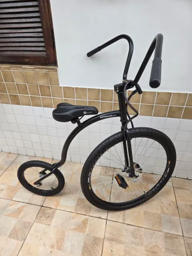 Bicicleta retrô estilo penny-farthing.