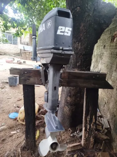 Vendo um motor de polpa Yamaha 25, no valor de 8.200 mais informações * whatsap