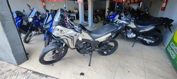 HONDA SAHARA 300 BEGE 2024 Shalon veículos Cariacica