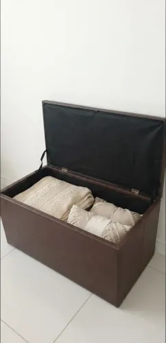 BAÚ MARROM ESTOFADO - PRÁTICO, ESPAÇOSO E BEM CONSERVADO