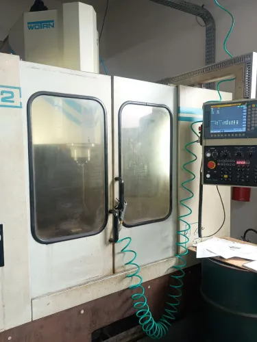 Frezadora CNC Watan funcionando com comando número novo