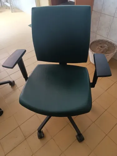 Cadeira giratória, com braços, marca Cavaletti, ótimo estado, oportunidade!