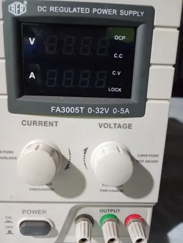 Fonte de bancada regulável de 0 a 32V e 0 a 5 amperes