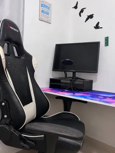 Cadeira gamer profissional, mesa, monitor e aspirador.