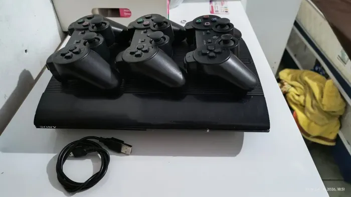 Playstation 3 Super Slim Desblqueado + 20 jogos no armazenamento