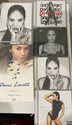 Coleção Demi Lovato - 4 CDs + CD/DVD DEMI Deluxe + Livro Staying Strong | LER DESCRIÇÃO