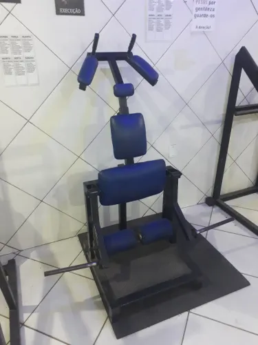 Máquina de academia Flexora vertical articulada. 