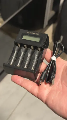 Carregador de pilhas AA e AAA inteligente USB C