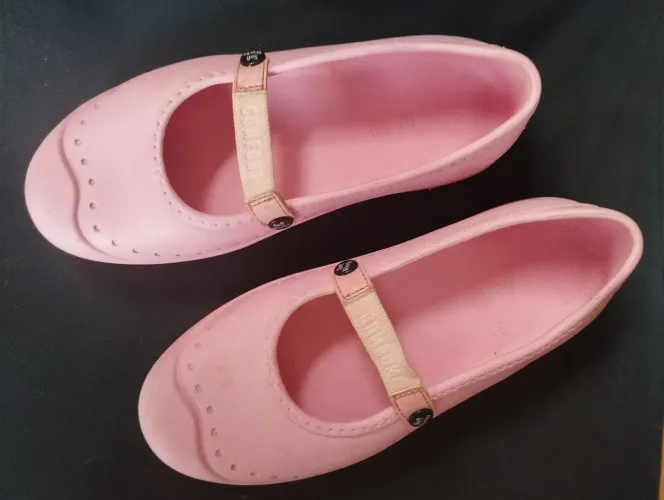 Sapatilha comfort semi-nova feminina pontuação 35, ideal para trabalho. R$ 30,00.