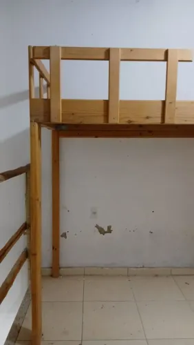 Beliche suspensa em madeira solteiro