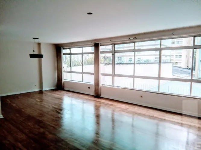 Apartamento com 150 metros, 2 vagas. Excelente localização.