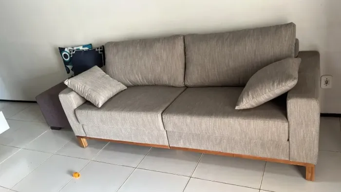 Sofá novo, modelo Berlim, tecido linho palha, em madeira de eucalipto, com duas almofadas