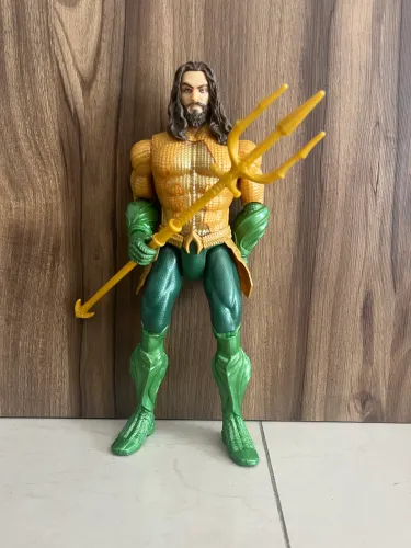 Boneco Aquaman DC Comics com tridente