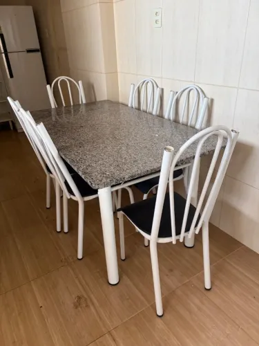 Mesa de jantar com seis cadeiras