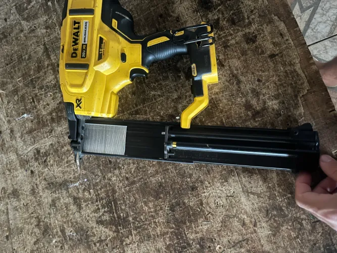 Pinadeira Dewalt a bateria
