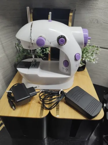 ? Mini Máquina de Costura Portátil Elétrica com Pedal na Caixa