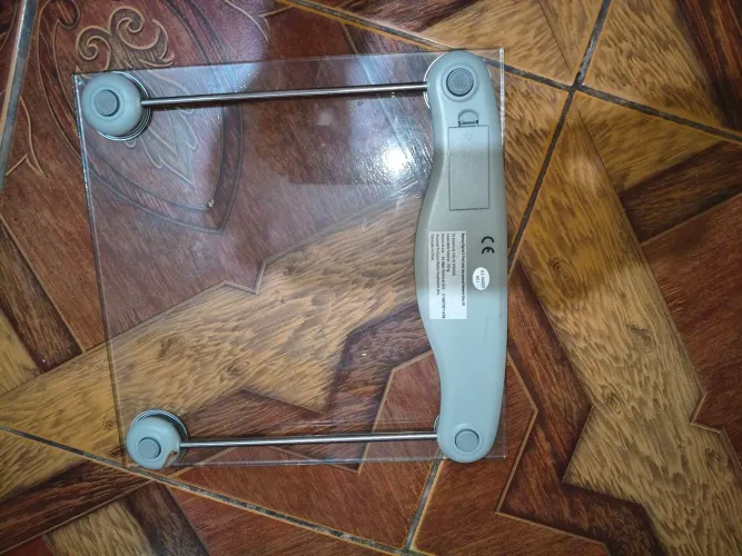 Vende-se balança , digital corporal transparente quadrada em perfeito estado.