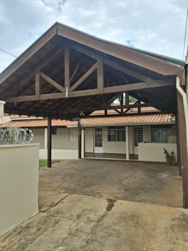 Jd. Nazareth- Casa com 02 quartos