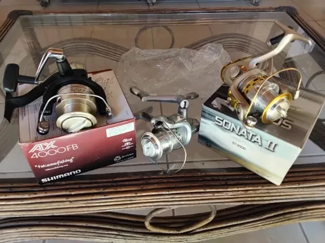 1 Molinete SHIMANO AX 4000 FB 1 Molinete SonataII ST 4000 e 1 molinete Argus Gear 5.2:1