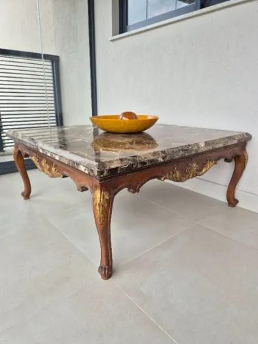 Mesa de Centro Francesa Luís XV em Madeira Entalhada, Linda, Pés Cabriolet. Tampo em Mármo