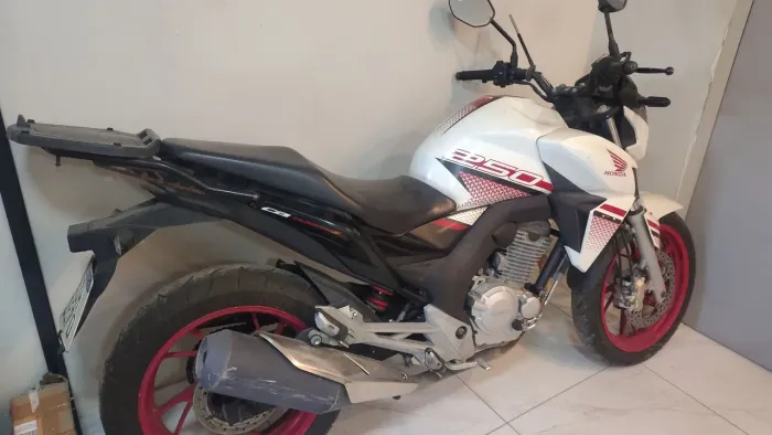 Vende-se uma moto Twister 250