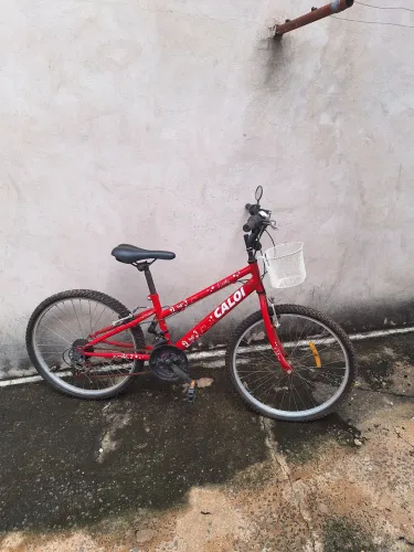 Bicicleta Caloi Aro 24 Feminina com Cesta e Marchas