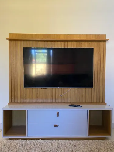 Estante Painel Tv Até 75 Polegadas Ripado Prateleira 2 Portas Basculante