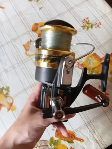 Molinete Black Gold BG90 Daiwa Dourado Novo