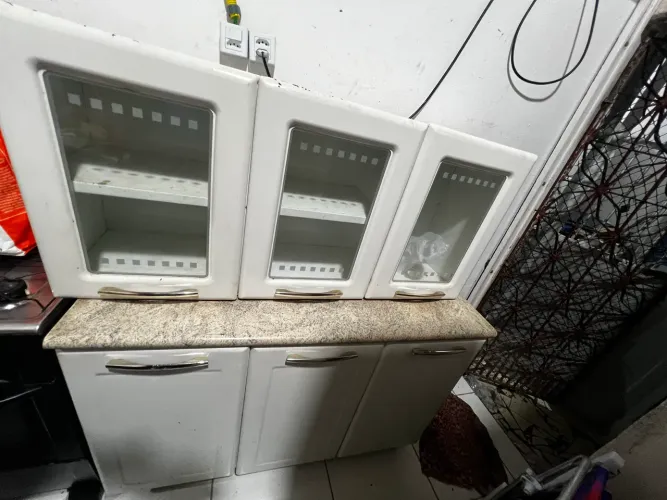 Armário com marcas de uso com alguns ferrugem 