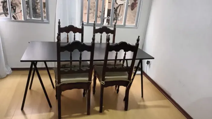 Mesa + 4 Cadeiras de Madeira em Imbuia